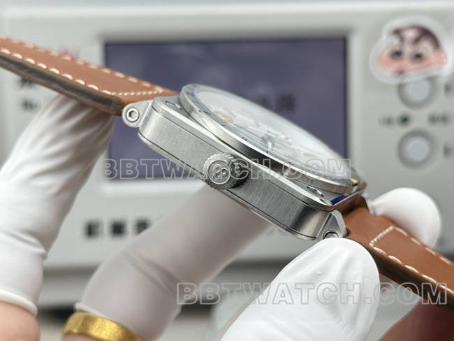 1:1复刻手表柏莱仕白盘42mm双时区皮带款侧面实拍图