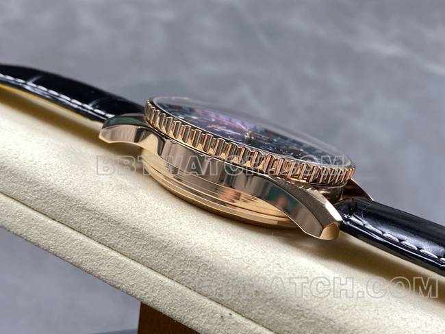 超级克隆手表航空计时BLS厂百年灵玫瑰金绿盘皮带款侧面实拍图