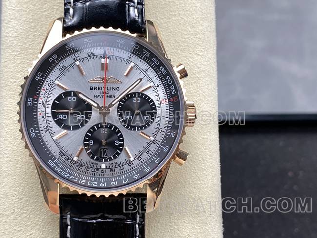 最佳复刻手表航空计时BLS厂百年灵玫瑰金银灰盘皮带款正面实拍图