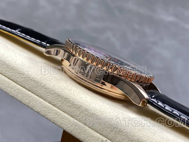 最佳复刻手表航空计时BLS厂百年灵玫瑰金银灰盘皮带款侧面实拍图