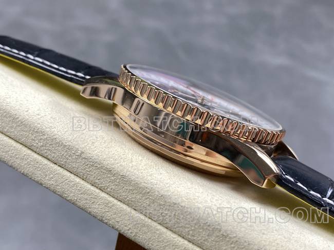 顶级复刻手表BLS厂百年灵航空计时玫瑰金黑盘皮带款侧面实拍图