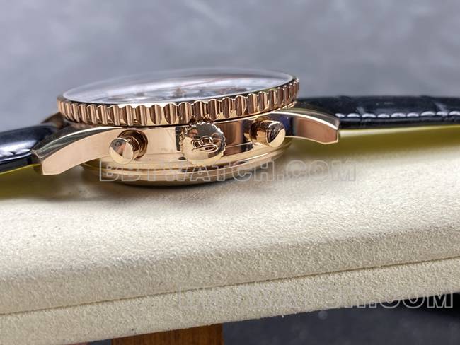 顶级复刻手表BLS厂百年灵航空计时玫瑰金黑盘皮带款侧面实拍图