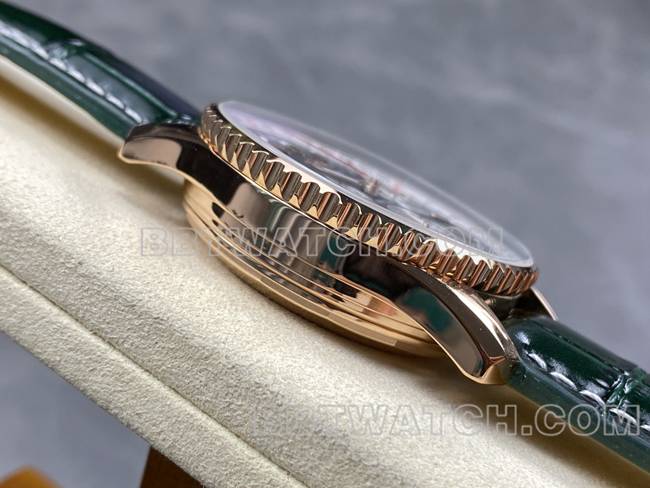 最优复刻手表BLS厂百年灵航空计时玫瑰金绿盘皮带款侧面实拍图