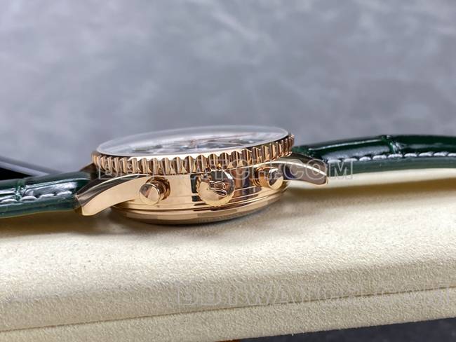 最优复刻手表BLS厂百年灵航空计时玫瑰金绿盘皮带款侧面实拍图