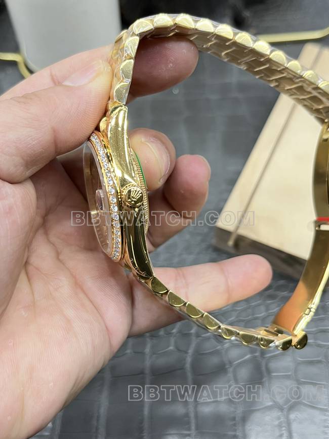 最优复刻手表CBD厂金盘劳力士星期日历黄金钻圈3255机械侧面实拍图