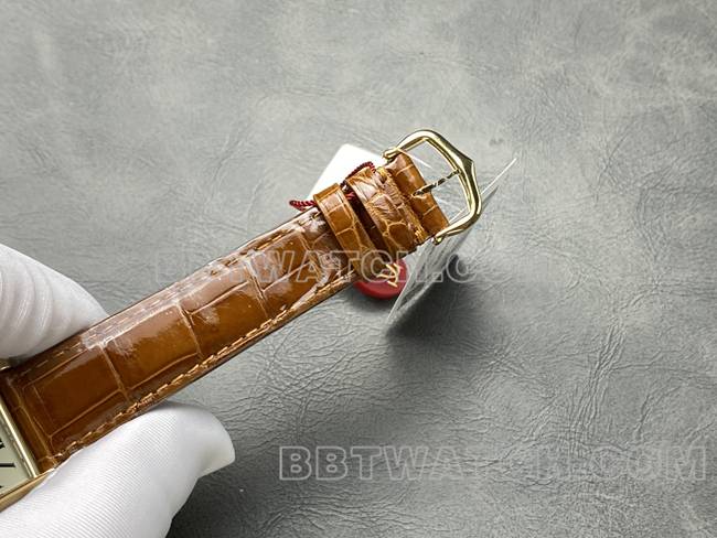 顶级复刻手表坦克DR厂卡地亚银白盘石英棕色皮表带表扣实拍图