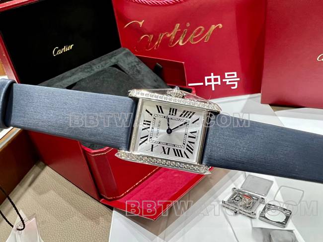 最优复刻手表坦克DR厂卡地亚银白盘钻圈石英蓝色皮表带正面实拍图