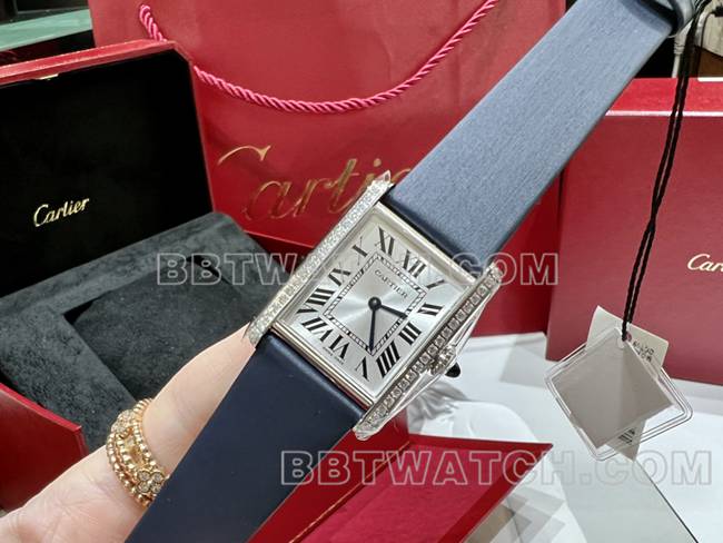 最优复刻手表坦克DR厂卡地亚银白盘钻圈石英蓝色皮表带正面实拍图