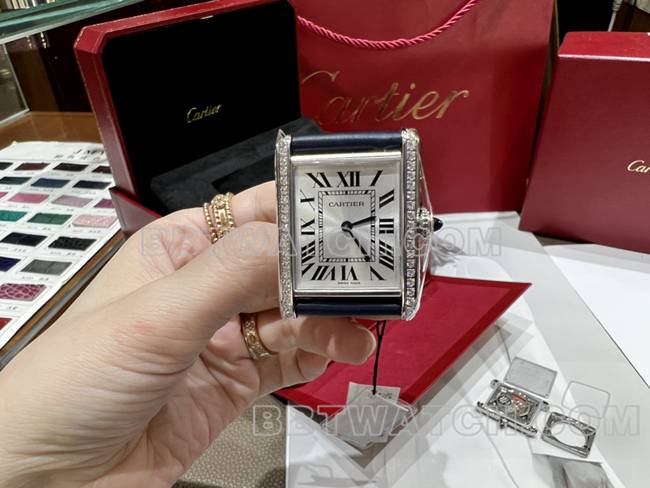 最优复刻手表坦克DR厂卡地亚银白盘钻圈石英蓝色皮表带正面实拍图