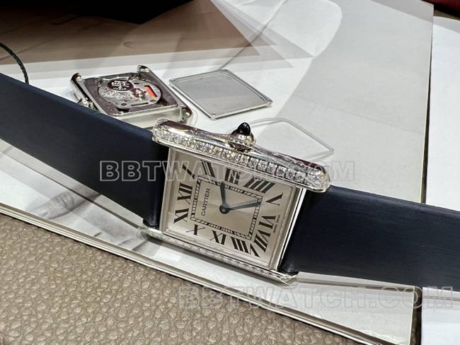 最优复刻手表坦克DR厂卡地亚银白盘钻圈石英蓝色皮表带正面实拍图