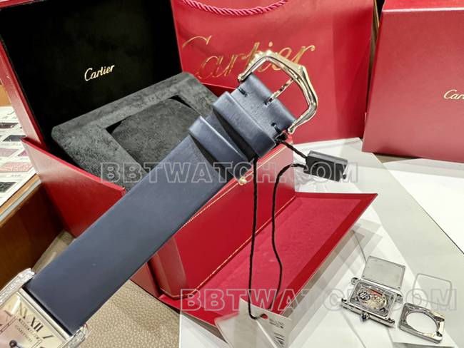 最优复刻手表坦克DR厂卡地亚银白盘钻圈石英蓝色皮表带表扣实拍图