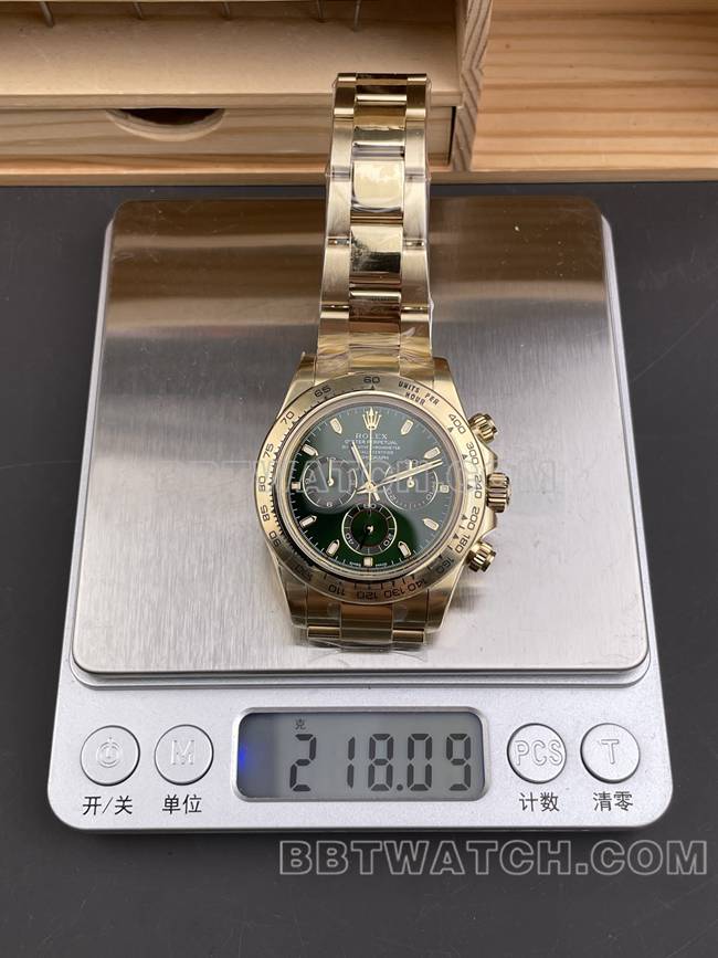 1:1复刻手表迪通拿绿盘CBD厂劳力士黄金4130机械正面实拍图