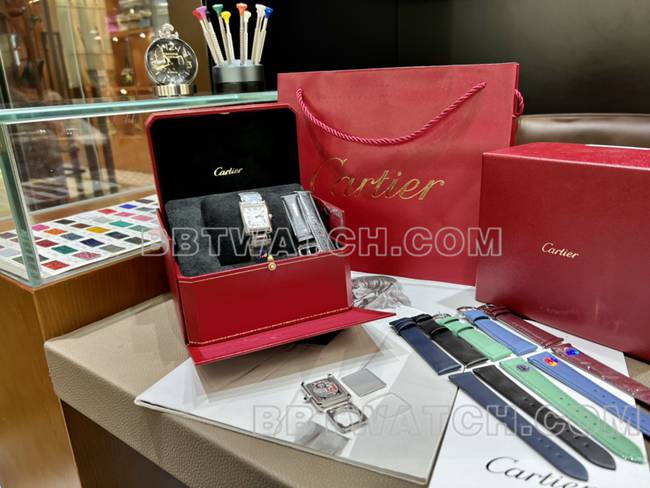 1:1复刻手表坦克DR厂卡地亚银白盘中号石英钢表带正面实拍图