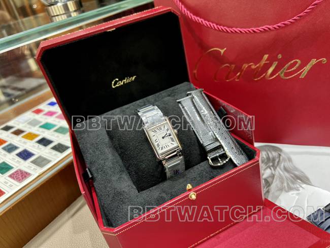 1:1复刻手表坦克DR厂卡地亚银白盘中号石英钢表带正面实拍图