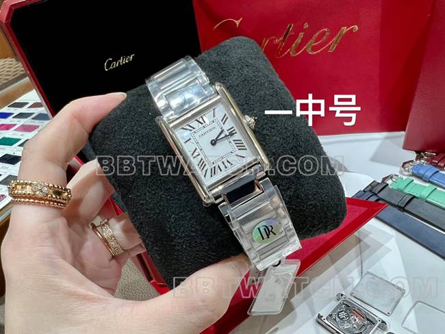 1:1复刻手表坦克DR厂卡地亚银白盘中号石英钢表带正面实拍图