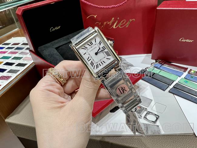 1:1复刻手表坦克DR厂卡地亚银白盘中号石英钢表带正面实拍图