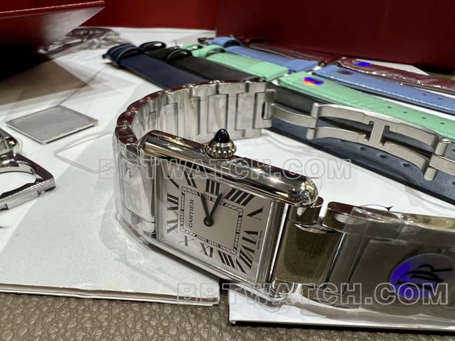 1:1复刻手表坦克DR厂卡地亚银白盘中号石英钢表带侧面实拍图