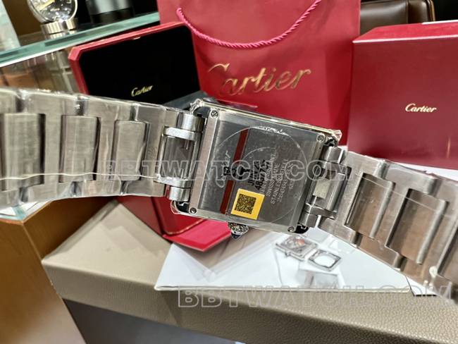 1:1复刻手表坦克DR厂卡地亚银白盘中号石英钢表带背面实拍图