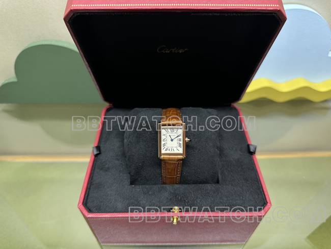 最佳复刻手表坦克DR厂卡地亚银白盘石英金棕色表带正面实拍图