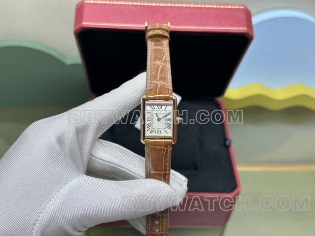 最佳复刻手表坦克DR厂卡地亚银白盘石英金棕色表带正面实拍图