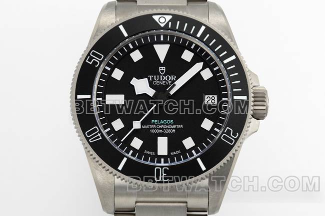 顶级复刻手表领潜型ZF厂帝舵黑盘M2543正面实拍图