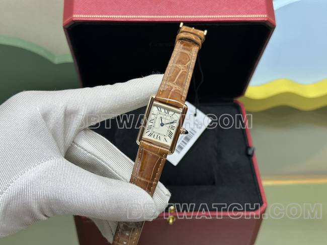 最佳复刻手表坦克DR厂卡地亚银白盘石英金棕色表带正面实拍图
