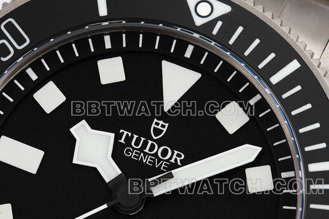 顶级复刻手表领潜型ZF厂帝舵黑盘M2543正面实拍图