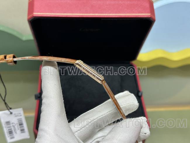 最佳复刻手表坦克DR厂卡地亚银白盘石英金棕色表带侧面实拍图