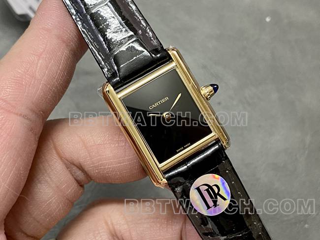 顶级复刻手表DR厂卡地亚坦克黑盘石英黑色表带正面实拍图