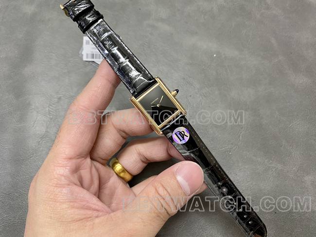 顶级复刻手表DR厂卡地亚坦克黑盘石英黑色表带正面实拍图