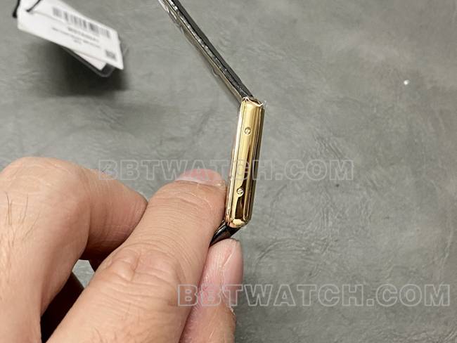 顶级复刻手表DR厂卡地亚坦克黑盘石英黑色表带侧面实拍图