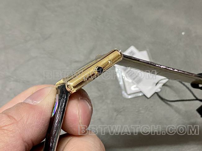 顶级复刻手表DR厂卡地亚坦克黑盘石英黑色表带侧面实拍图