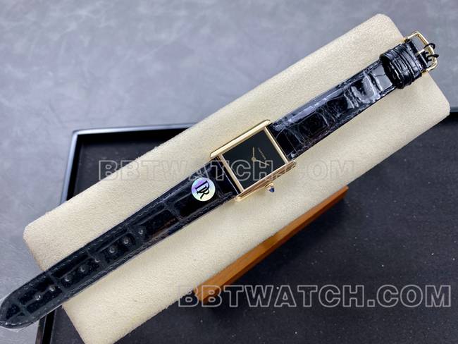 最优复刻手表DR厂卡地亚坦克黑盘金壳石英黑色表带正面实拍图