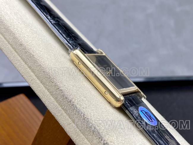 最优复刻手表DR厂卡地亚坦克黑盘金壳石英黑色表带正面实拍图