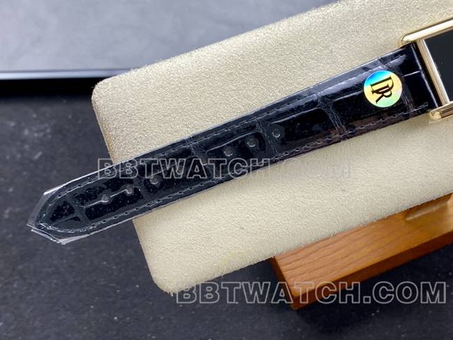 最优复刻手表DR厂卡地亚坦克黑盘金壳石英黑色表带表带实拍图