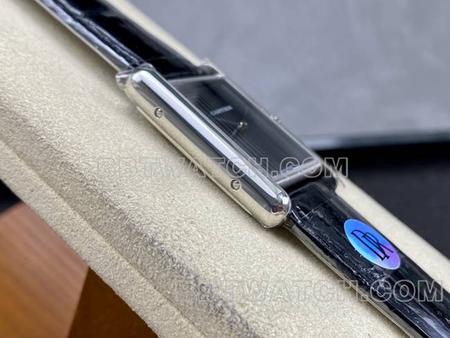 1:1复刻手表DR厂卡地亚坦克黑盘石英黑色表带侧面实拍图