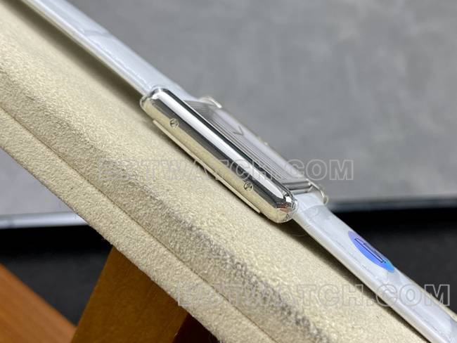 超级克隆手表DR厂卡地亚坦克白盘石英白色表带侧面实拍图