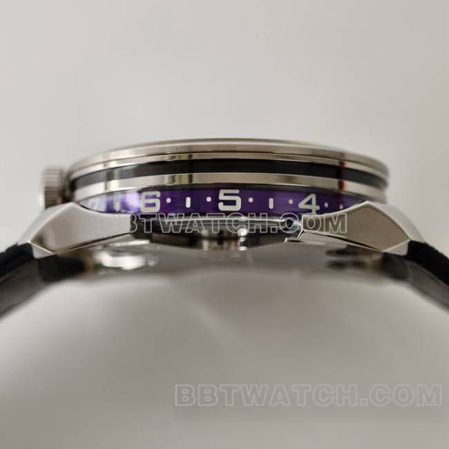 1:1复刻手表MB&F紫盘K1厂机械橡胶表带侧面实拍图