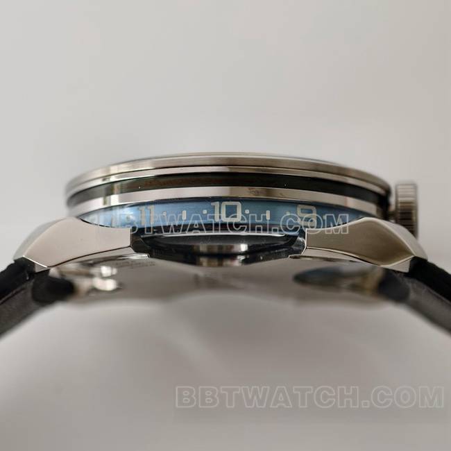 超级克隆手表MB&F蓝盘K1厂机械橡胶表带侧面实拍图