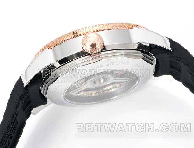 顶级复刻手表超级海洋文化BLS厂百年灵黑盘橡胶表带侧面实拍图