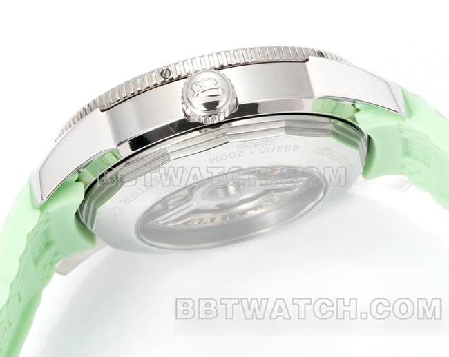 1:1复刻手表超级海洋文化BLS厂百年灵浅绿盘橡胶表带侧面实拍图