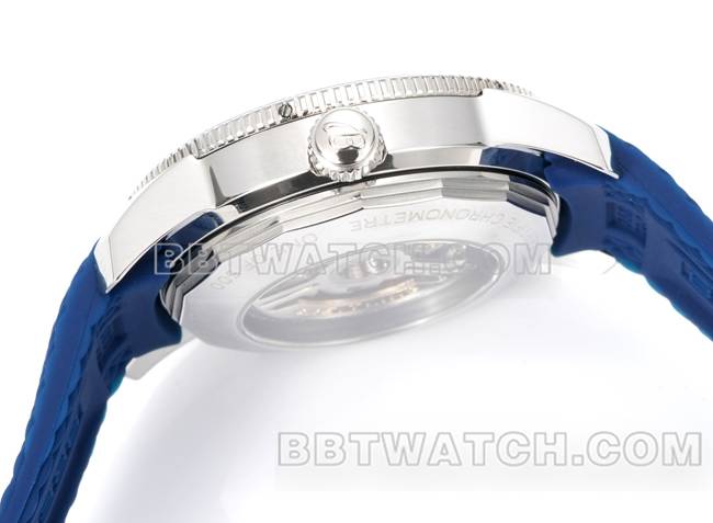 顶级复刻手表BLS厂超级海洋文化百年灵蓝盘橡胶表带侧面实拍图