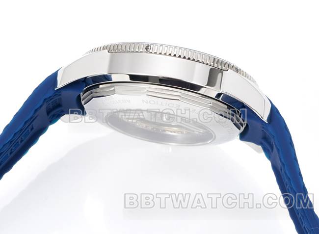 顶级复刻手表BLS厂超级海洋文化百年灵蓝盘橡胶表带侧面实拍图