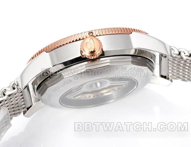 最优复刻手表BLS厂超级海洋文化百年灵蓝盘玫瑰金钢表带侧面实拍图