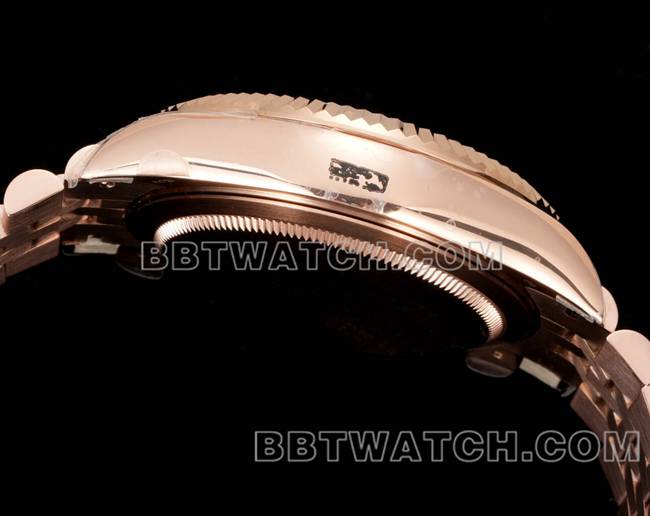 顶级复刻手表AR+厂劳力士纵航者黑盘机械玫瑰金钢表带侧面实拍图