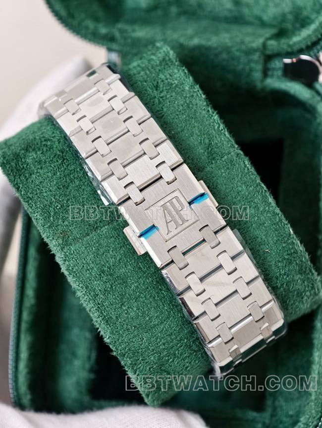 最佳复刻手表皇家橡树DDF厂爱彼黑盘4302机械15510表带实拍图