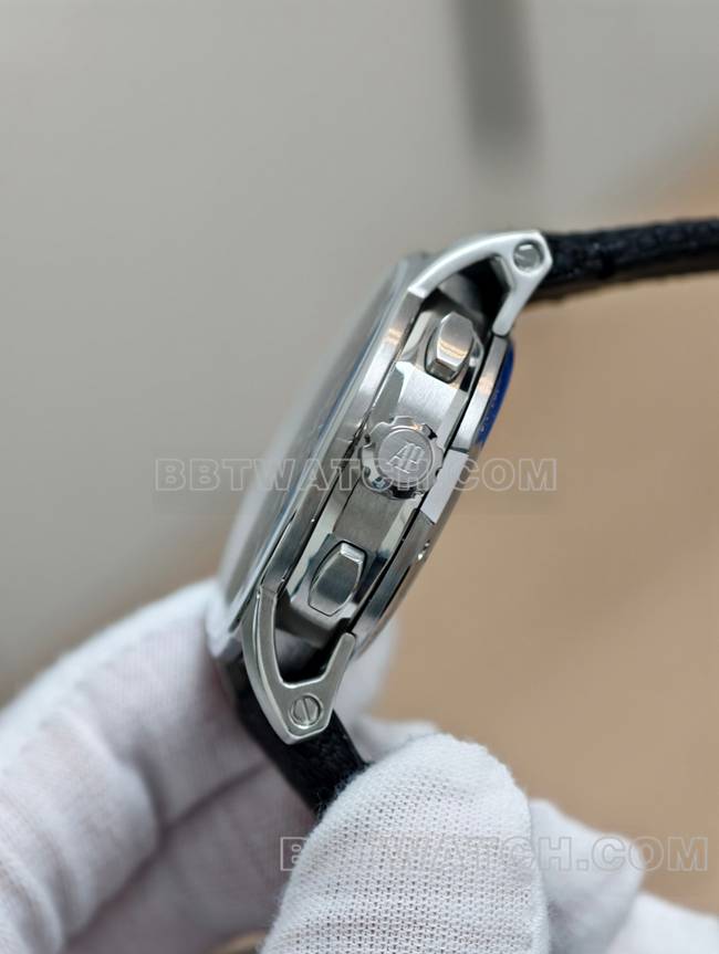 顶级复刻手表CODE 11.59爱彼APS厂烟熏蓝盘4401机械26393侧面实拍图
