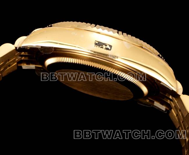 AR+厂最优复刻手表劳力士纵航者绿盘机械黄金钢表带侧面实拍图