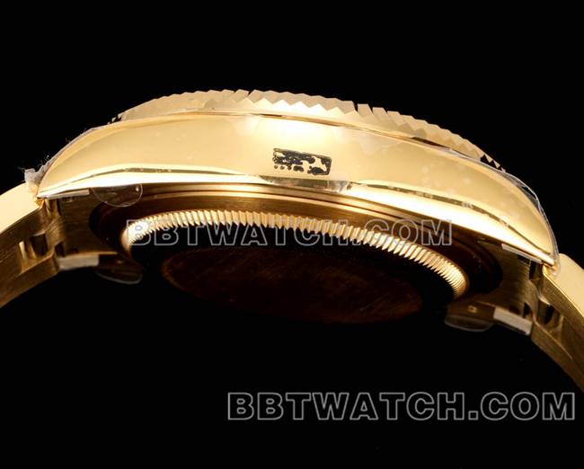 AR+厂1:1复刻手表劳力士纵航者黑盘机械黄金钢表带侧面实拍图