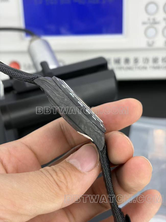 最佳复刻手表DIW厂迪通拿劳力士黑盘机械4130侧面实拍图